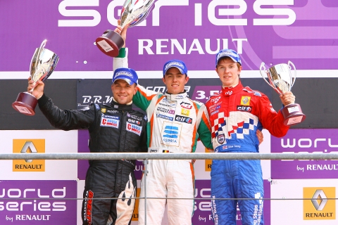 03109805_151_podium_race_1